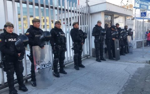 Custodia. Miembros de la Policía custodian las instalaciones de la Fiscalía.