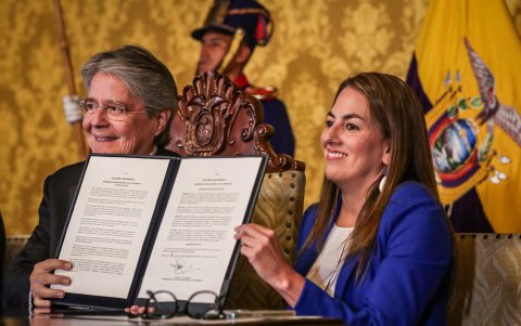 El presidente saliente Guillermo Lasso expidió el reglamento de la Ley de Comunicación en agosto.