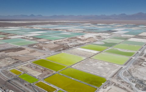 Una piscina de salmuera para la producción de litio, en la empresa Sociedad Química y Minera de Chile