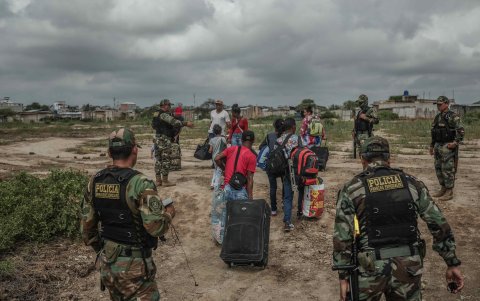 Tumbes. Miembros de la policía de Perú controlan el paso de venezolanos en la frontera con Ecuador.