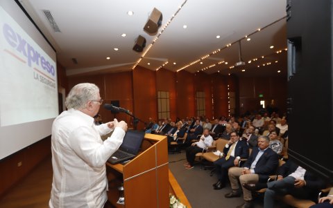 EXPRESO. El doctor Galo Martínez Leisker les dio la bienvenida.