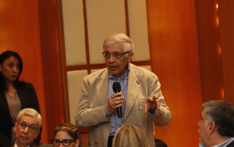 2 y 3. Participación. Los asistentes dieron sus ideas y sus conclusiones tras la conferencia.