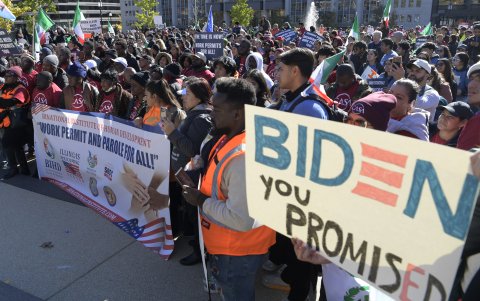 Los inmigrantes le exigen al presidente Joe Biden que cumpla con su promesa de campaña de ofrecer un estatus legal a los casi 11 millones de personas indocumentadas que viven en Estados Unidos.