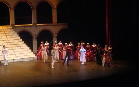 La puesta en escena combinó elementos medievales y modernos que no alteraron la historia original.