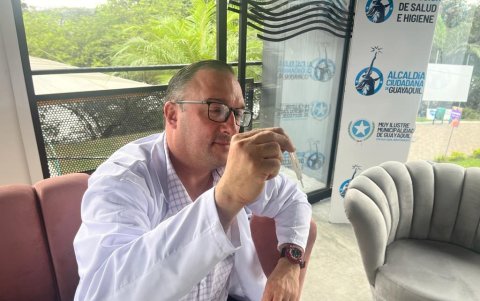 El director municipal muestra las pruebas que se utilizarán para determinar la presencia de fentanilo.