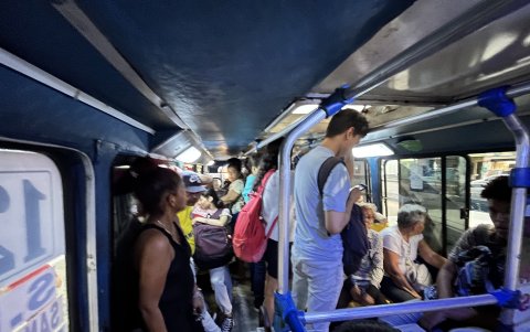 Apretados. Los usuarios tratan de acomodarse en el espacio que el bus les ofrece, con tal de llegar rápido a sus destinos. En su gran mayoría, estas unidades no tienen sistemas de aire acondicionado.