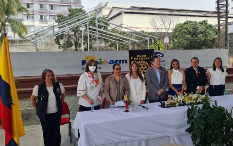 En la mesa directiva se encuentra la directora de Fasinarm y de Fasan. El delegado del instituto académico, el Gobernador Rotatio del Distrito 4400 Ecuador y la presidenta del Club Rotario Guayaquil