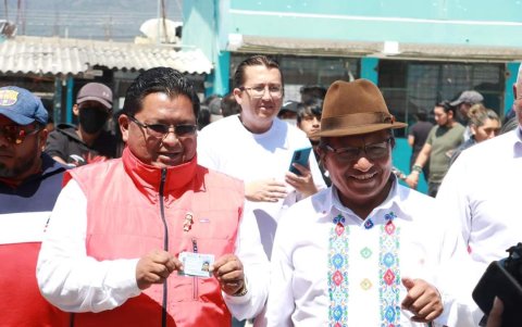 Figura. Guillermo Churuchumbi (derecha) fue alcalde de Cayambe en dos periodos. Hoy es el coordinador nacional de Pachakutik.