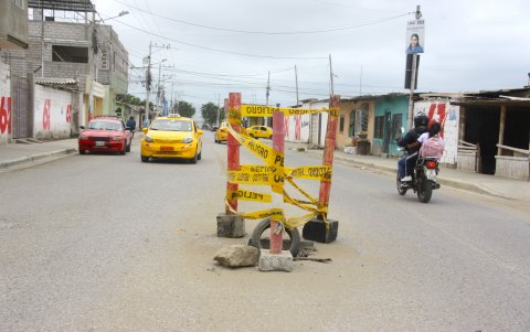 Los moradores se han visto obligados a colocar obstáculos para advertir el peligro y evitar alguna desgracia.