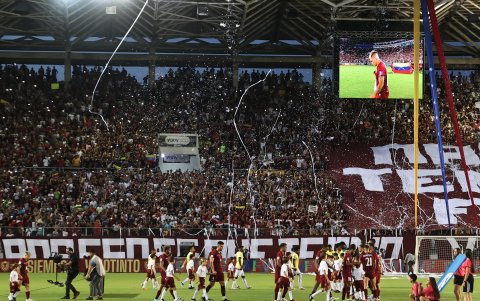 Hinchas de Venezuela animan al ingreso del equipo en un partido de las Eliminatorias Sudamericanas para la Copa Mundial de Fútbol 2026 entre Venezuela y Ecuador hoy, en el estadio Monumental en Maturín (Venezuela).