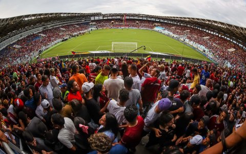 Hinchas de Venezuela asisten a un partido de las Eliminatorias Sudamericanas para la Copa Mundial de Fútbol 2026 entre Venezuela y Ecuador hoy, en el estadio Monumental en Maturín (Venezuela).