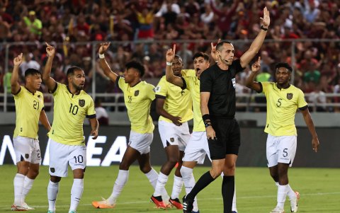Jugadores de Ecuador reclaman hoy, en un partido de las Eliminatorias Sudamericanas para la Copa Mundial de Fútbol 2026 entre Venezuela y Ecuador en el estadio Monumental en Maturín (Venezuela).