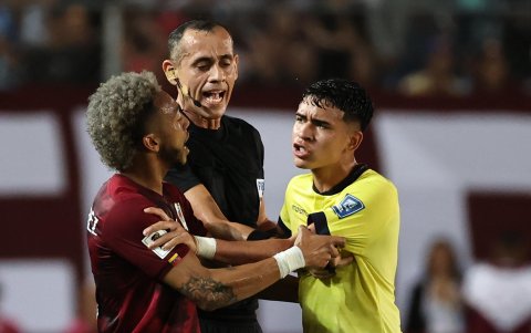 José Andrés Martínez (i) de Venezuela discute con Kendry Páez de Ecuador hoy, en un partido de las Eliminatorias Sudamericanas para la Copa Mundial.