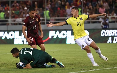 Rafael Romo (i) portero de Venezuela disputa el balón con Alan Franco (d) de Ecuador.
