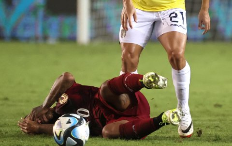 Rómulo Otero (abajo) de Venezuela disputa el balón con Alan Franco de Ecuador.