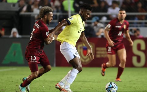 José Andrés Martínez (i) de Venezuela disputa el balón con José Cifuentes de Ecuador.