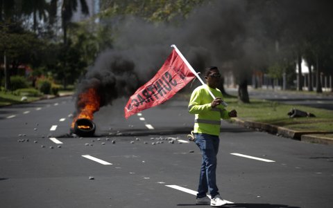 La Policía Nacional de Panamá abrió este jueves algunos de los puntos bloqueados por manifestantes antiminería.