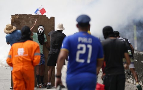 Manifestantes antiminería se enfrentan a la policía en el marco de un llamado de los sindicatos a un paro nacional que aparentemente ha tenido un débil poder de convocatoria.