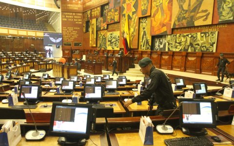 Policía realiza control anti explosivos  en el pleno de la Asamblea Nacional.