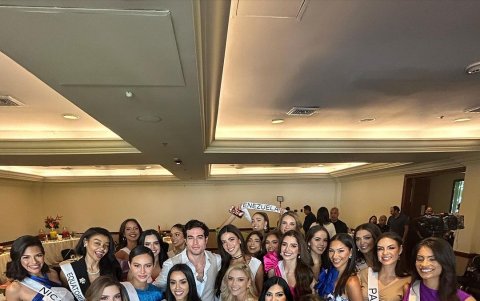 El actor ecuatoriano con las aspirantes en El Salvador.