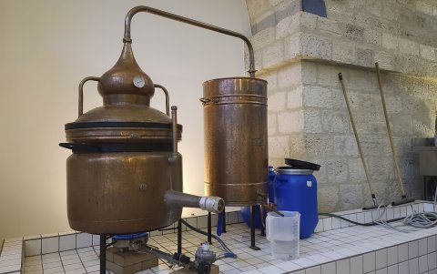 Máquina que sirve para elaborar alcohol de forma artesanal en la tienda y taller de la destilería 