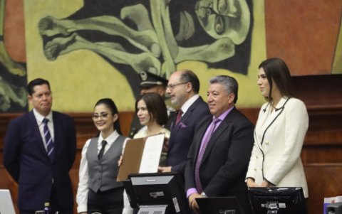 Esther Cuesta (c), de la Revolución Ciudadana, ocupa la primera vocalía del CAL.