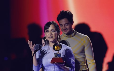 La mexicana Julieta Venegas durante su discurso en la premiación.