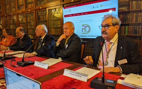 El diccionario cuenta con más de 70 mil términos y sus equivalentes en inglés.