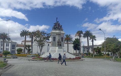 El parque Vicente León está dentro del centro histórico de Latacunga, sitio del que los turistas se llevan sus recuerdos.