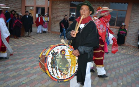 El pingullo es una flauta vertical de pico con tres orificios de digitación, dos frontales y uno posterior, tiene una embocadura de bisel, por la que se sopla para producir el sonido.