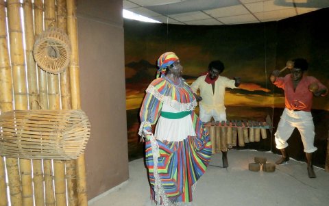 Se exhiben más de unos dos mil doscientos objetos de uso ancestral cotidiano de las culturas del país.