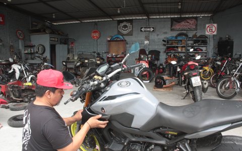 Taller. Crece la demanda de personalizar motos. En la foto el taller Mayorga Customs. Aquí no solo le cambian el aspecto, sino que también venden este tipo de vehículos.