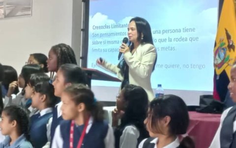 La terapeuta familiar Karina González durante una charla motivacional
