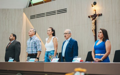 A la misma hora de la convención, Aguiñaga estaba en unevento de la Prefectura de Guayas.