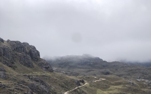 La vía que atraviesa la zona de El Cajas reporta un incremento de tránsito, especialmente en los fines de semana.