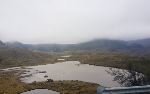 Vista panorámica de una de las lagunas de la zona de reserva El Cajas, Azuay.