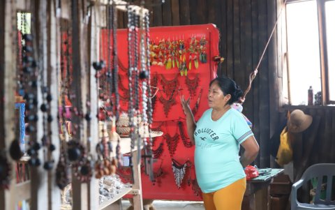 Jefa de comunidad que vende artesanías para comprar medicinas.