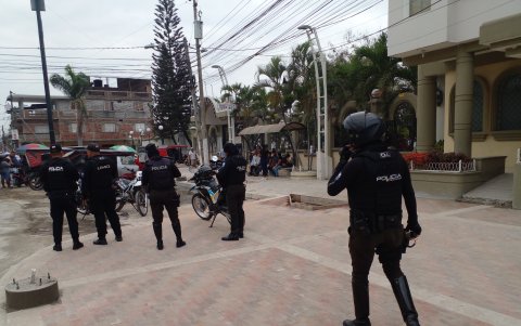 Los uniformados buscaban a los responsables del ataque armado.