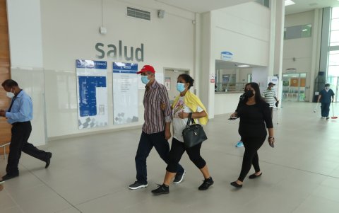 Salud. Afiliados y familiares acuden a una cita médica en una unidad hospitalaria del IESS.