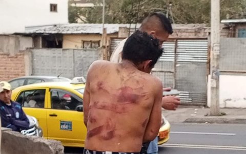 En Ambato, un presunto ladrón fue atado a un poste de alumbrado donde recibió el castigo de los vecinos.