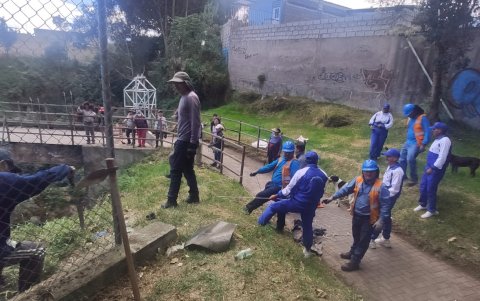 Willams Basantes, presidente del barrio San Gregorio, destaca limpieza de recuperación de espacios.