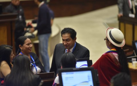 Lucio Gutiérrez mantenía diálogos con las legisladoras de Pachakutik.