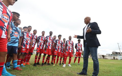 En la actualidad, Marlon Ayoví lidera al Ferrocarril de Durán, y está formando escuelas de fútbol para menores.