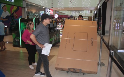 Tienda.- Los almacenes de electrodomésticos estuvieron llenos de clientes por las ofertas.