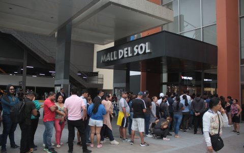 Fila.- Decenas de personas madrugaron para comprar desde las 07:00 en el Mall del Sol, este domingo 19 de noviembre de 2023.