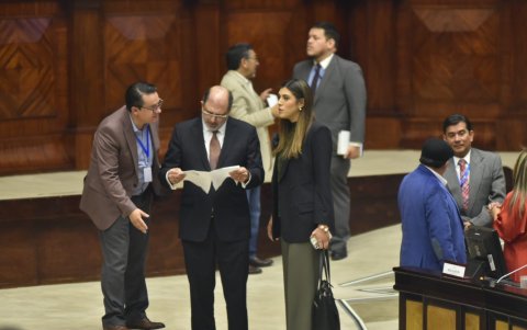 La sesión estaba prevista para las 16:00, pero demoró hora y media en empezar.