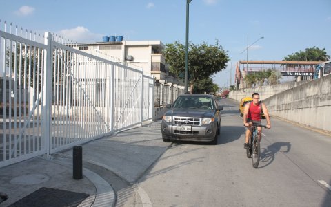 Escenario. Rejas cerca de la avenida Del Bombero, en la ciudadela Los Ceibos.