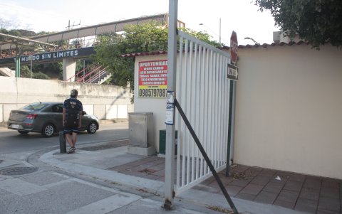 Rejas con el sello de 'paralización de obras'.