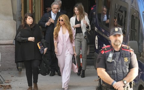 La cantante Shakira a su salida de la Audiencia de Barcelona tras aceptar este lunes el pago de una multa millonaria a cambio de una rebaja de condena.