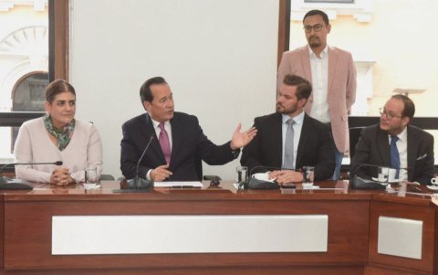 El ministro de Gobierno Henry Cucalón durante la cita con el equipo de transición de Mónica Palencia.